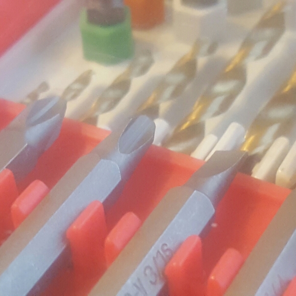 iWORK - 24PC - DRILL AND DRIVER BIT SET - W/ CASE - Picture 3 of 4